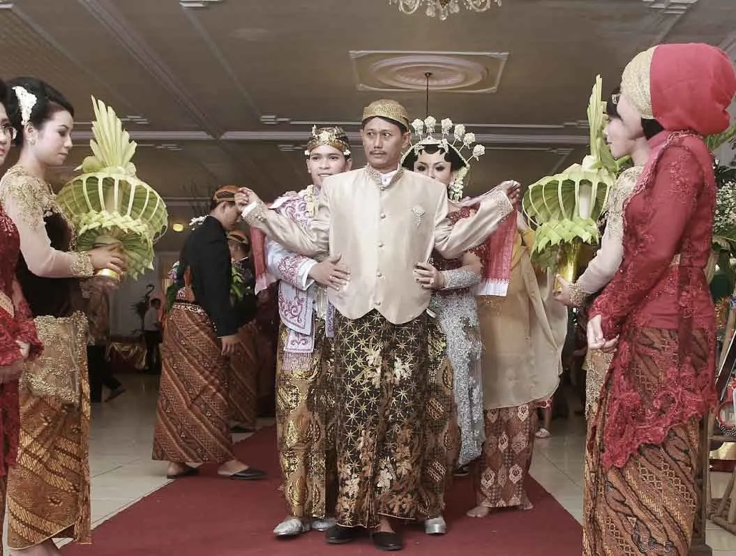 15 Pakaian Orang Tua Pengantin Adat Jawa yang Wajib Dipakai