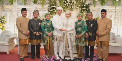 Pakaian Orang Tua Pengantin: Tips Memilih Pakaiannya yang Menarik Perhatian pada Acara Pernikahan