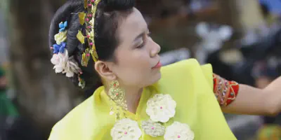 Pakaian Pengantin Adat Bugis Modern: Menempuh Tradisi Dengan Gaya Modern