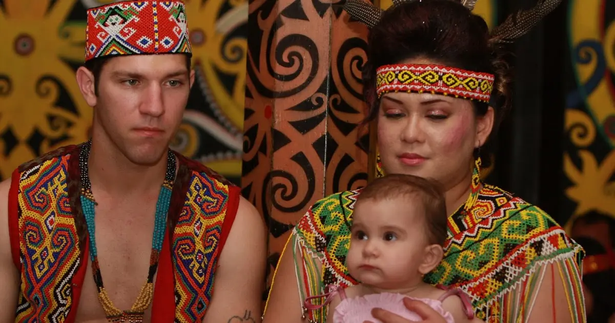 10 Pakaian Pengantin Adat Dayak yang Unik dan Eksotis!