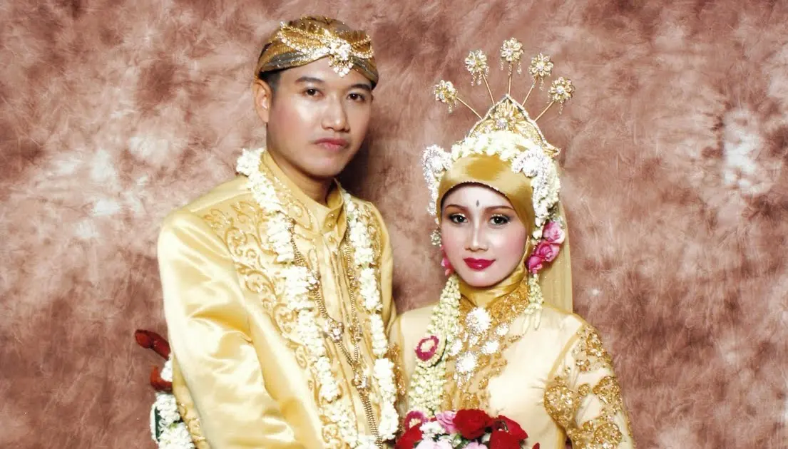 7 Pakaian Pengantin Adat Jawa Berhijab yang Menawan