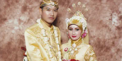 7 Pakaian Pengantin Adat Jawa Berhijab yang Menawan