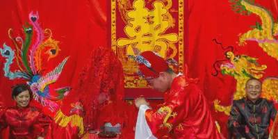 6 Pakaian Pengantin Cina yang Menakjubkan untuk Hari Besar Anda