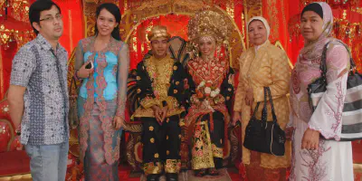 Pakaian Pengantin Minangkabau: Tradisi dan Elegansi dari Tanah Minang