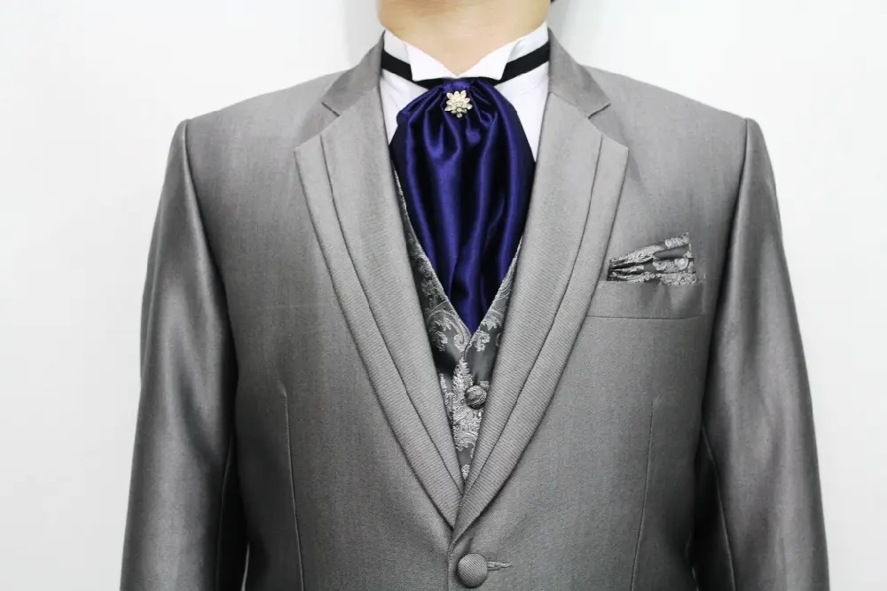 Gaya Pakaian Pengantin Pria yang Trendi dan Elegan untuk Hari Bahagia Anda