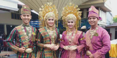 10 Inspirasi Pengantin Berhijab Adat Jawa yang Mempesona