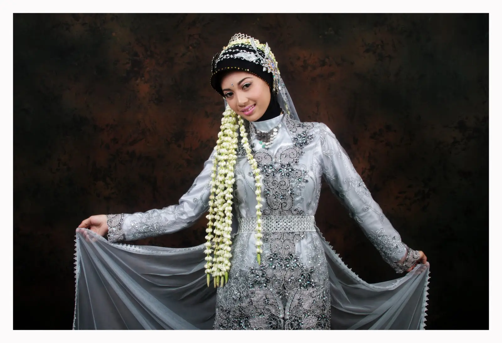 10 Ide Pengantin Muslimah Adat Jawa yang Elegan dan Modern