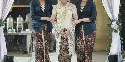 Tampil Menarik dengan Seragam Keluarga Pengantin Modern