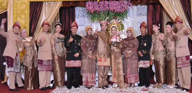Ide Seragam Indah untuk Keluarga Pengantin