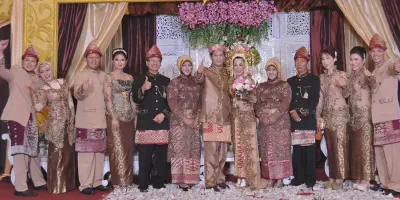 Ide Seragam Indah untuk Keluarga Pengantin